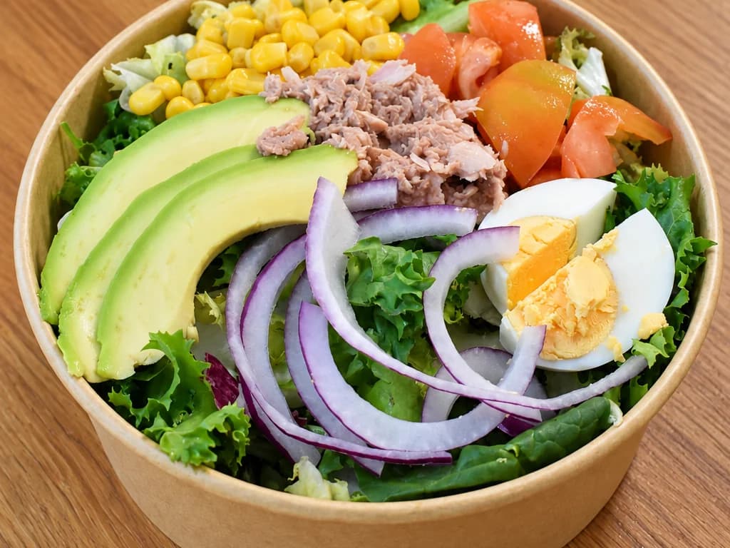 Ensalada mixta con aguacate, atun, huevo y verduras de AriMar