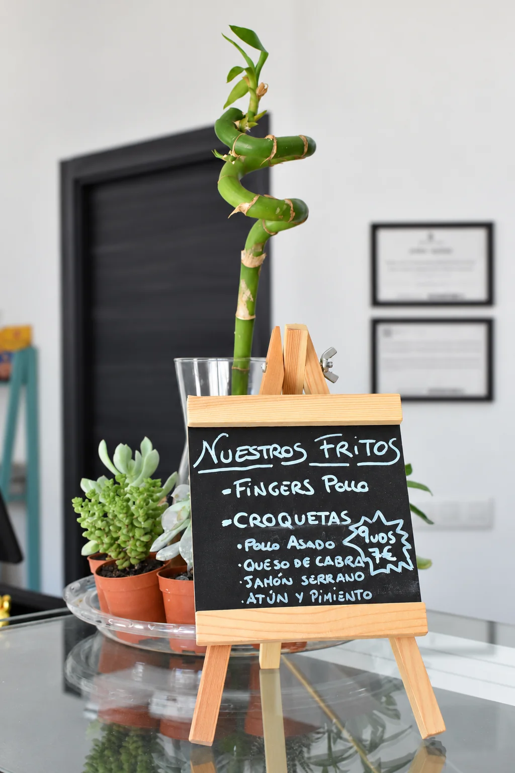 La pizarra auténtica de AriMar que anuncia nuestros fritos y los sabores de croquetas