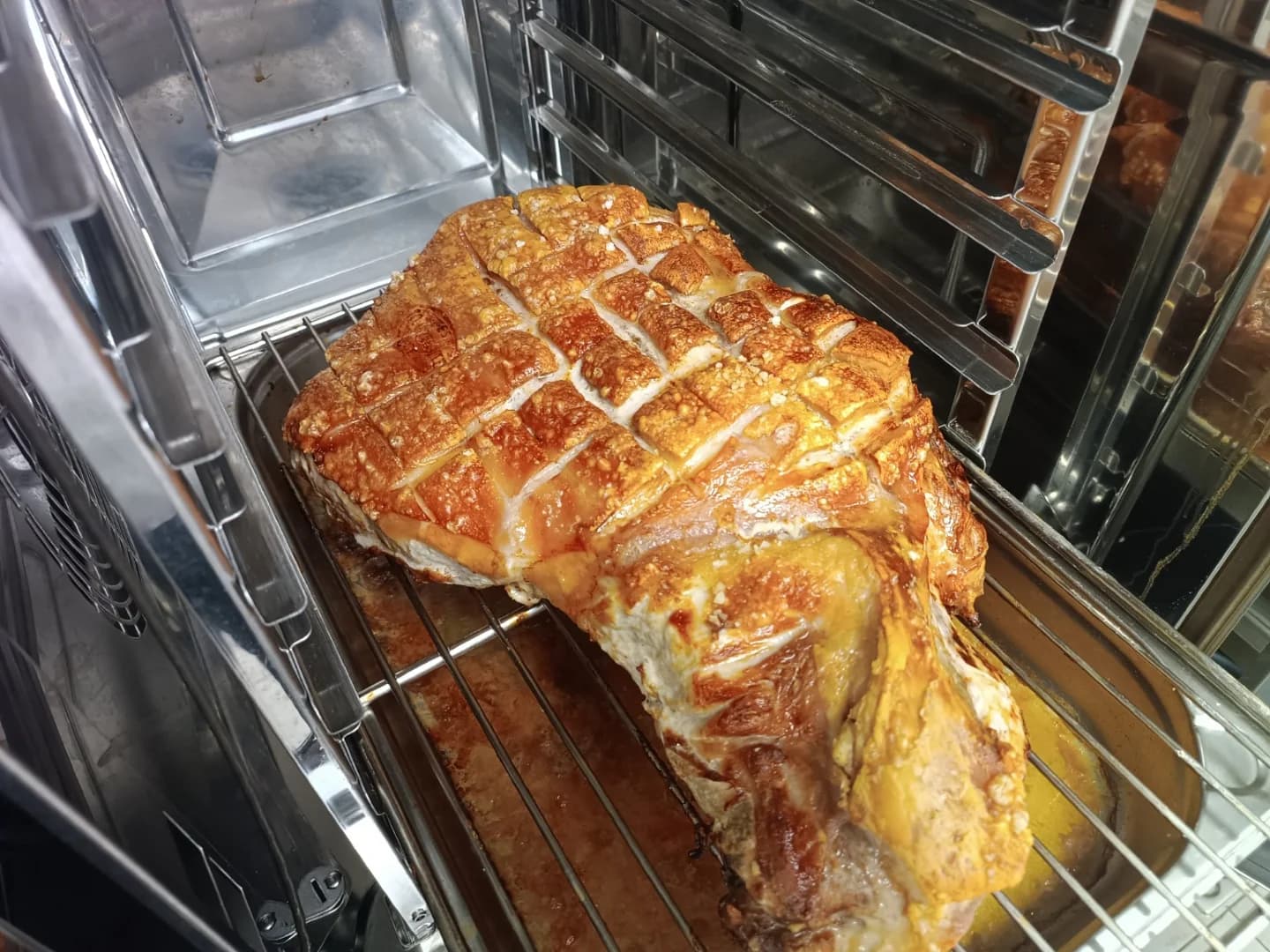 Pata asada canaria de AriMar dorada dentro del horno profesional