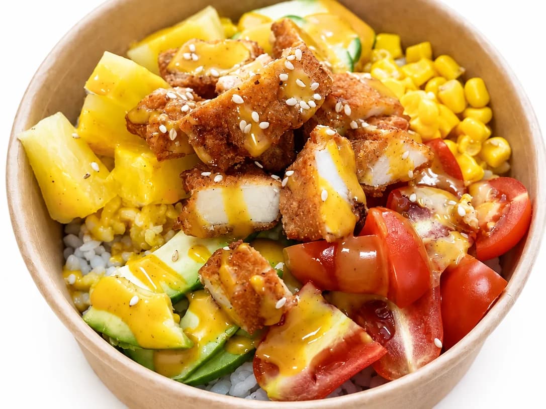 Poke de pollo crujiente de AriMar con arroz y verduras en cuenco kraft