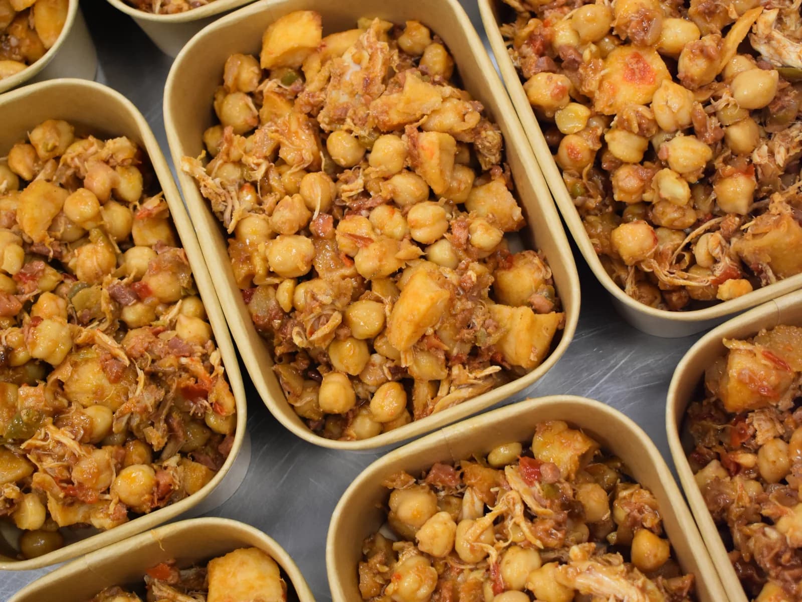 Ropa vieja de AriMar con garbanzos y carne servida en raciones para llevar
