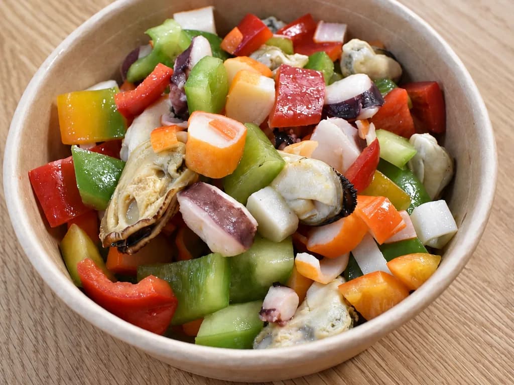 Vinagreta de marisco de AriMar con verduras en un cuenco